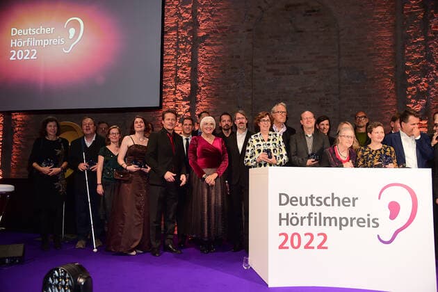 Verleihung des 20. Deutschen Hörfilmpreises Gruppenbild aller Gewinner und Laudatoren Verleihung des 20. Deutschen Hörfilmpreises 2022 in den BOLLE Festsäle am Spree-Bogen in Berlin am 27.09.2022