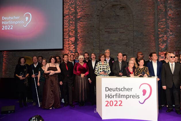 Verleihung des 20. Deutschen Hörfilmpreises Gruppenbild aller Gewinner und Laudatoren Verleihung des 20. Deutschen Hörfilmpreises 2022 in den BOLLE Festsäle am Spree-Bogen in Berlin am 27.09.2022