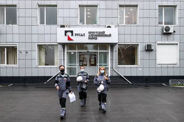 SHELEKHOV, IRKUTSK REGION, RUSSIA â€“ SEPTEMBER 27, 2022: Workers at the Irkutsk Aluminum Smelter (IrkAZ) operated by Rusal of the En+ Groupâ€™s Metals segment. The plant was commissioned in 1962. By 2022, the volume of aluminum production reached 422 thousand tonnes per year; it uses electricity generated at the Irkutsk Hydroelectric Power Station. Vladimir Smirnov TASS  TS144363