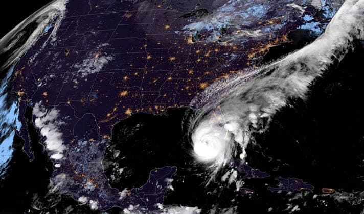 Bilder des Jahres 2022, News 09 September News Themen der Woche KW39 News Bilder des Tages September 27, 2022, MODIS NOAA, EARTH ORBIT: Night time view of Hurricane Ian as it moves closer to the west coast of Florida as it strengthens into a Category 4 dangerous storm fed by the warm waters of the Gulf of Mexico as seen from the GEOS NOAA satellite, September 27, 2022 in Earth Orbit. MODIS NOAA EARTH ORBIT - ZUMAp138 20220927_zaa_p138_030 Copyright: xGeosxNoaa Noaax