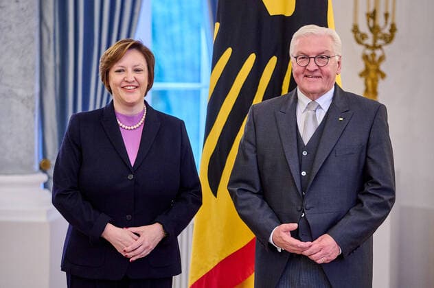 News Themen der Woche KW39 News Bilder des Tages Die neue slowenische Botschafterin Ana Polak Petric anlässlich der Akkreditierung der Botschafterin durch den Bundespräsidenten Frank-Walter Steinmeier im Berliner Schloss Bellevue. The new Slovenian Ambassador Ana Polak Petric on the occasion of the accreditation of the Ambassador by the German President Frank-Walter Steinmeier at Bellevue Palace in Berlin. snapshot-photography F.Boillot *** The new Slovenian Ambassador Ana Polak Petric on the occasion of the accreditation of the Ambassador by the German President Frank Walter Steinmeier at Bellevue Palace in Berlin snapshot photography F Boillot