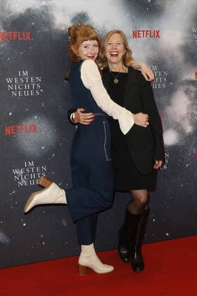 Entertainment Themen der Woche KW39 Entertainment Bilder des Tages Deutschlandpremiere Netflix von - Im Westen nichts Neues Sarah Bauerett und Petra Zieger auf dem roten Teppich bei der Deutschlandpremiere Netflix von - Im Westen nichts Neues - im Kino International in Berlin. *** German premiere Netflix of Im Westen nichts Neues Sarah Bauerett and Petra Zieger on the red carpet at the German premiere Netflix of Im Westen nichts Neues at Kino International in Berlin Copyright: xEventpressxGolejewskix