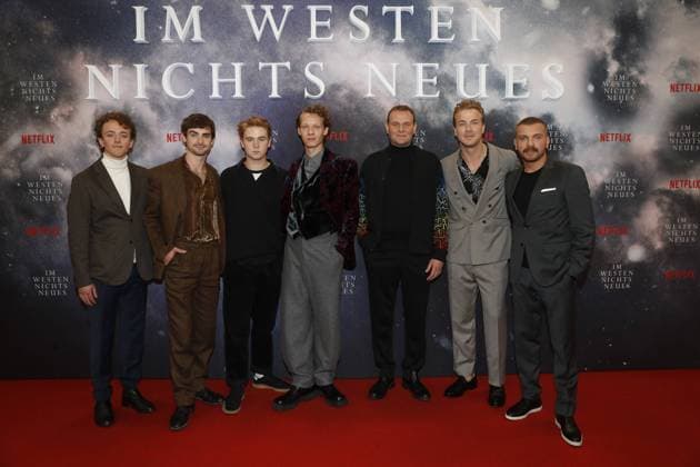 Deutschlandpremiere Netflix von - Im Westen nichts Neues Adrian Grünewald, Aaron Hilmer, Moritz Klaus, Albrecht Schuch, Devid Striesow, Felix Kammerer, Edin Hasanovic auf dem roten Teppich bei der Deutschlandpremiere Netflix von - Im Westen nichts Neues - im Kino International in Berlin. Copyright: xEventpressxGolejewskix