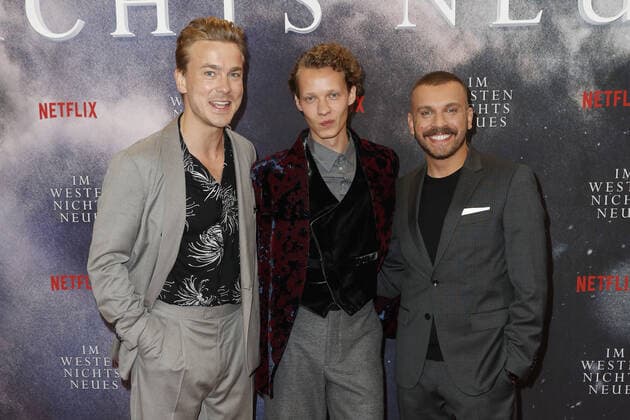 Entertainment Themen der Woche KW39 Entertainment Bilder des Tages Deutschlandpremiere Netflix von - Im Westen nichts Neues Albrecht Schuch, Felix Kammerer, Edin Hasanovic auf dem roten Teppich bei der Deutschlandpremiere Netflix von - Im Westen nichts Neues - im Kino International in Berlin. *** German premiere Netflix of Im Westen nichts Neues Albrecht Schuch, Felix Kammerer, Edin Hasanovic on the red carpet at the German premiere Netflix of Im Westen nichts Neues at Kino International in Berlin Copyright: xEventpressxGolejewskix