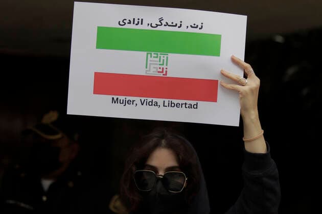 Protest In Front Of Iranian Embassy In Mexico Over Mahsa Amini s Death A member of the Iranian community in Mexico held a banner outside the Embassy of the Islamic Republic of Iran in Mexico City, while demonstrating against the death of Masha Amini, a 22-year-old Iranian woman who was killed by police on 16 September in Tehran, Iran, for not wearing the hijab correctly , Mexico City Mexico City Mexico  Copyright: xGerardoxVieyrax originalFilename: vieyra-notitle220927_npPsK.jpg