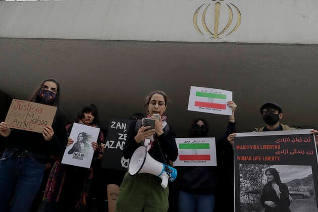 Protest In Front Of Iranian Embassy In Mexico Over Mahsa Amini s Death Members of the Iranian community in Mexico demonstrated outside the Embassy of the Islamic Republic of Iran in Mexico City against the death of Masha Amini, a 22-year-old Iranian woman who was killed by police on 16 September in Tehran, Iran, for not wearing the hijab correctly , Mexico City Mexico City Mexico  Copyright: xGerardoxVieyrax originalFilename: vieyra-notitle220927_npZtq.jpg