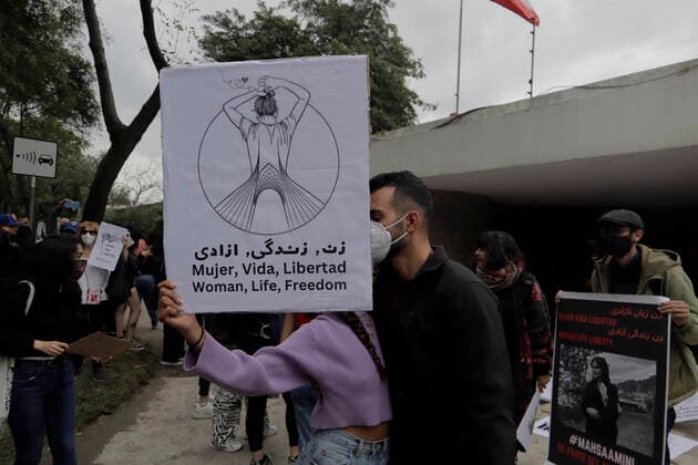 Protest In Front Of Iranian Embassy In Mexico Over Mahsa Amini s Death Members of the Iranian community in Mexico kiss outside the Embassy of the Islamic Republic of Iran in Mexico City, while demonstrating against the death of Masha Amini, a 22-year-old Iranian woman who was killed by police on 16 September in Tehran, Iran, for not wearing the hijab correctly , Mexico City Mexico City Mexico  Copyright: xGerardoxVieyrax originalFilename: vieyra-notitle220927_npopT.jpg
