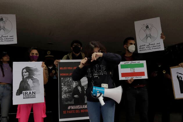 Protest In Front Of Iranian Embassy In Mexico Over Mahsa Amini s Death A member of the Iranian community in Mexico cuts her hair outside the Embassy of the Islamic Republic of Iran in Mexico City, while demonstrating against the death of Masha Amini, a 22-year-old Iranian woman who was killed by police on 16 September in Tehran, Iran, for not wearing the hijab correctly , Mexico City Mexico City Mexico  Copyright: xGerardoxVieyrax originalFilename: vieyra-notitle220927_npBw5.jpg