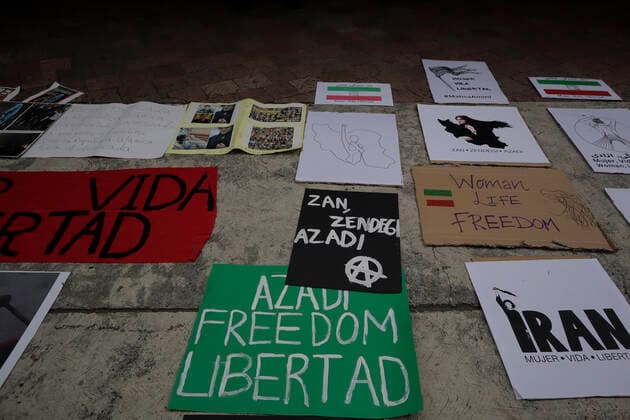 Protest In Front Of Iranian Embassy In Mexico Over Mahsa Amini s Death Members of the Iranian community in Mexico placed banners outside the Embassy of the Islamic Republic of Iran in Mexico City, while demonstrating against the death of Masha Amini, a 22-year-old Iranian woman who was killed by police on 16 September in Tehran, Iran, for not wearing the hijab correctly , Mexico City Mexico City Mexico  Copyright: xGerardoxVieyrax originalFilename: vieyra-notitle220927_npm68.jpg