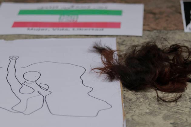 Protest In Front Of Iranian Embassy In Mexico Over Mahsa Amini s Death View of the remains of the hair of a member of the Iranian community in Mexico, as she cut her hair outside the Embassy of the Islamic Republic of Iran in Mexico City, in protest against the death of Masha Amini, a 22-year-old Iranian woman who was killed by police on 16 September in Tehran City, Iran, for not wearing the hijab correctly , Mexico City Mexico City Mexico  Copyright: xGerardoxVieyrax originalFilename: vieyra-notitle220927_np5RD.jpg