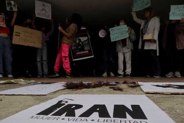Protest In Front Of Iranian Embassy In Mexico Over Mahsa Amini s Death In the centre, a member of the Iranian community in Mexico, while cutting her hair outside the Embassy of the Islamic Republic of Iran in Mexico City, in protest against the death of Masha Amini, a 22-year-old Iranian woman who was killed by police on 16 September in Tehran City, Iran, for not wearing the hijab correctly , Mexico City Mexico City Mexico  Copyright: xGerardoxVieyrax originalFilename: vieyra-notitle220927_npRua.jpg