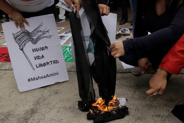Protest In Front Of Iranian Embassy In Mexico Over Mahsa Amini s Death Members of the Iranian community in Mexico burned a veil outside the Embassy of the Islamic Republic of Iran in Mexico City in protest against the death of Masha Amini, a 22-year-old Iranian woman who was killed by police on 16 September in Tehran, Iran, for not wearing the hijab correctly , Mexico City Mexico City Mexico  Copyright: xGerardoxVieyrax originalFilename: vieyra-notitle220927_nppOQ.jpg