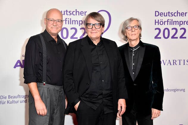 Ekki Busch, Sven Regener und Richard Pappik bei der Verleihung des 20. Deutschen Hörfilmpreises 2022 in den Bolle Festsälen am Spree-Bogen. Berlin, 27.09.2022