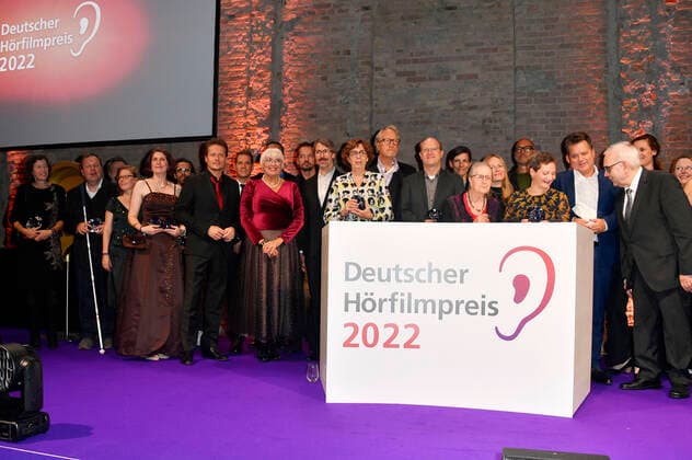 Preisträger und Laudatoren bei der Verleihung des 20. Deutschen Hörfilmpreises 2022 in den Bolle Festsälen am Spree-Bogen. Berlin, 27.09.2022