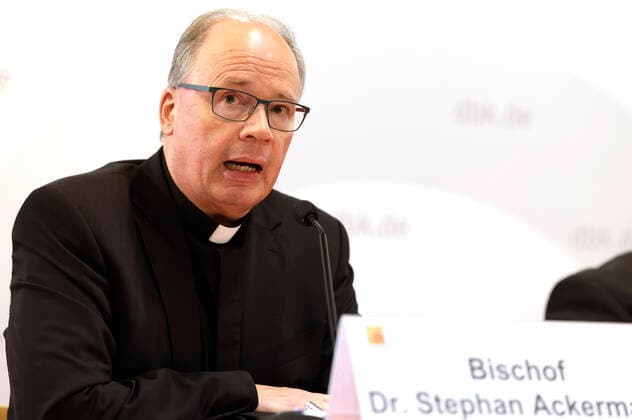 News Themen der Woche KW39 News Bilder des Tages Stephan Ackermann bei einem Pressegespräch zum Thema Aufarbeitung sexuellen Missbrauchs: Zur weiteren Arbeit des Beauftragten der Deutschen Bischofskonferenz für Fragen des sexuellen Missbrauchs im kirchlichen Bereich und für Fragen des Kinder- und Jugendschutzes im Rahmen der Vollversammlung der Deutschen Bischofskonferenz im Dompfarrzentrum. Fulda, 28.09.2022 *** Stephan Ackermann at a press briefing on the topic of coming to terms with sexual abuse On the further work of the Commissioner of the German Bishops Conference for questions of sexual abuse in the ecclesiastical sphere and for questions of the protection of children and young people in the context of the Plenary Assembly of the German Bishops Conference in the Cathedral Par Foto:xP.xBackx xFuturexImage
