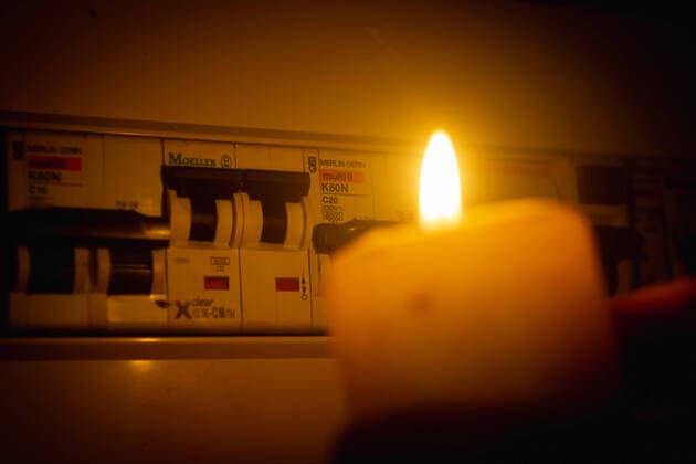 Kerzenlicht vor einem Sicherungskasten, Konzept, Blackout, Strom, Stromausfall *** Candlelight before a fuse box, Concept, Blackout, Electricity, Power failure 1028901739