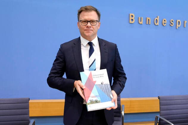 News Themen der Woche KW39 News Bilder des Tages Carsten Schneider bei der Bundespressekonferenz zu Ostdeutschland Ein neuer Blick. Bericht des Beauftragten der Bundesregierung für Ostdeutschland 2022 im Haus der Bundespressekonferenz. Berlin, 28.09.2022 *** Carsten Schneider at the Federal Press Conference on East Germany A New Look Report of the Federal Government Commissioner for East Germany 2022 in the House of the Federal Press Conference Berlin, 28 09 2022 Foto:xF.xKernx xFuturexImage