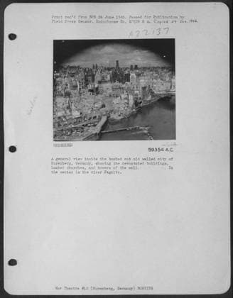 A General View Inside The Bombed Out Old Walled City Of Nuremberg, Germany, Showing The Devastated Buildings, Bombed Churches, And Towers Of The Wall. In The Center Is The River Pegnitz. Copyright: xpiemagsx nagerbompie16092022-345 !ACHTUNG AUFNAHMEDATUM GESCHÄTZT!