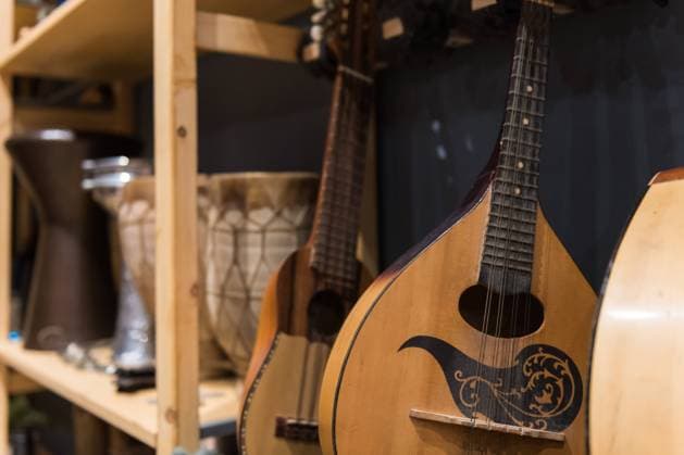 Close-up lutes on shelf AlvaroHernandez_MusicStudio_14 Copyright: xAlvaroxHernandezx Model Released