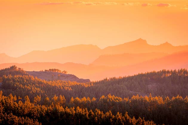 Spectacular scenery of vivid pink and orange sundown cloudy sky over rough mountains in evening on Gran Canaria, Model released JavierMartinez_ID783_29072_042 Copyright: xJavierxMartinezx MR