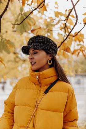 IMAGO Creative: Herbst in der Stadt Beautiful young lady in stylish warm clothes smiling and standing on tree on amazing autumn day on city street ElenaGonzalez_NuriaMadrid_39 Copyright: xElenaxGonzalezx Model Released
