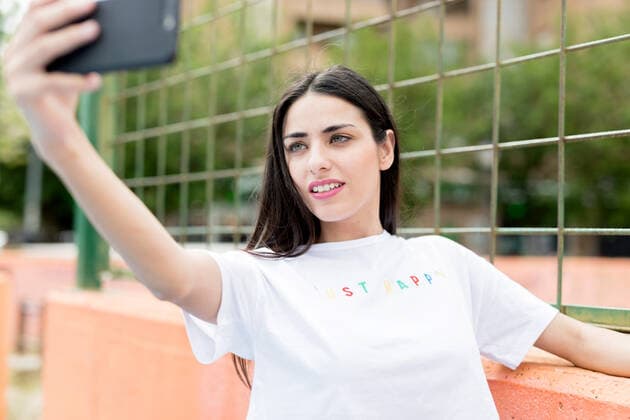 Young slim woman standing and making selfie JorgeGarciaRomeu_RocioBasket_27 Copyright: xJorgexGarciaxRomeux Model Released