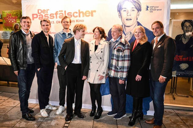 Entertainment Themen der Woche KW39 Entertainment Bilder des Tages Maggie Peren, Andre Jung, Louis Hofmann und Gäste bei der Premiere des Kinofilms Der Passfälscher im City Kino. München, 28.09.2022 *** Maggie Peren, Andre Jung, Louis Hofmann and guests at the premiere of the feature film Der Passfälscher at City Kino Munich, 28 09 2022 Foto:xR.xHeinex xFuturexImage
