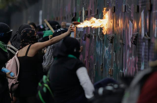 News Bilder des Tages International Day Of Global Action In Favour Of Legal, Free And Safe Abortion In Mexico Members of the feminist Black Bloc set fire to fences protecting the National Palace in Mexico City s Zocalo to mark the International Day of Global Action in favour of legal, free and safe abortion in Mexico and Latin America. Mexico City Mexico City Mexico  Copyright: xGerardoxVieyrax originalFilename: vieyra-notitle220928_np84a.jpg