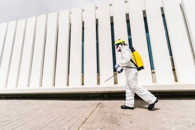 IMAGO Creative: Lokalhelden - Gesundheits- und Rettungskr?fte Firefighter disinfecting walls and floors on the street, Model released FranRosado_FirefightersDisinfecting_1 Copyright: xFranxRosadox MR