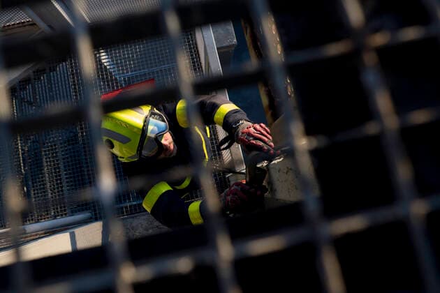 IMAGO Creative: Lokalhelden - Gesundheits- und Rettungskr?fte Firefighter disinfecting walls and floors inside a building, Model released FranRosado_FirefightersDisinfecting_46 Copyright: xFranxRosadox MR