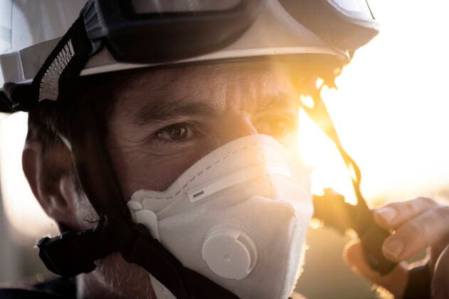 IMAGO Creative: Lokalhelden - Gesundheits- und Rettungskr?fte Firefighter getting dressed to start work disinfecting a building, Model released FranRosado_FirefightersDisinfecting_85 Copyright: xFranxRosadox MR