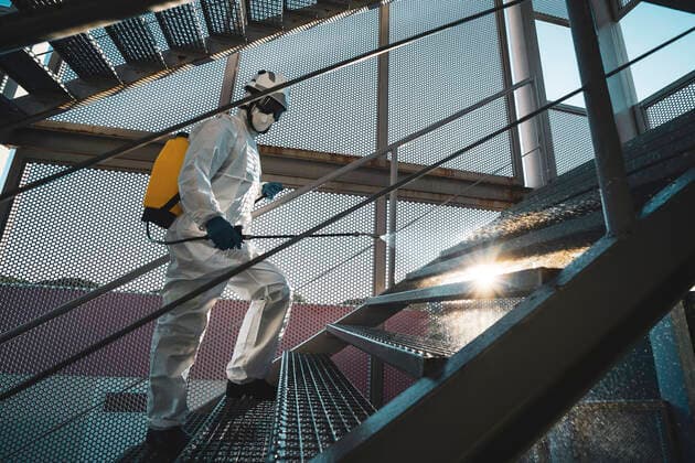 IMAGO Creative: Lokalhelden - Gesundheits- und Rettungskr?fte Firefighter disinfecting walls and floors inside a building while climb the stairs, Model released FranRosado_FirefightersDisinfecting_90 Copyright: xFranxRosadox MR
