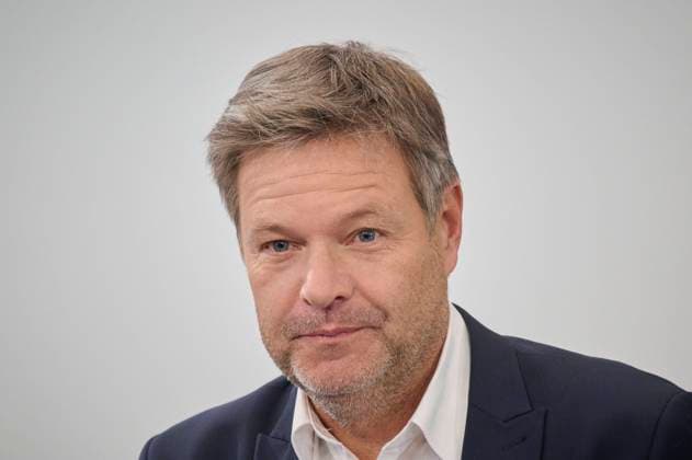 Pressekonferenz von Bundeskanzler Scholz und den Bundesministern Habeck und Lindner zu aktuellen Fragen der Energieversorgung in Deutschland Wirtschaftsminister Robert Habeck während der gemeinsamen Pressekonferenz zu aktuellen Fragen der Energieversorgung in Deutschland am 29.09.2022 im Bundeskanzleramt in Berlin. Berlin Bundeskanzleramt Berlin Deutschland *** Press conference of Chancellor Scholz and Federal Ministers Habeck and Lindner on current issues of energy supply in Germany Economics Minister Robert Habeck during the joint press conference on current issues of energy supply in Germany on 29 09 2022 at the Federal Chancellery in Berlin Berlin Federal Chancellery Berlin Germany