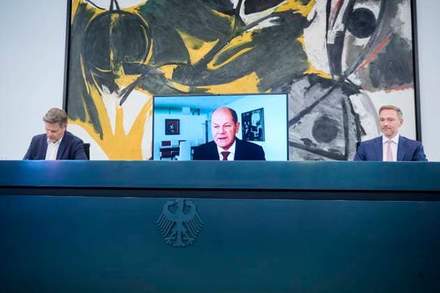 News Themen der Woche KW39 Pressekonferenz von Bundeskanzler Scholz und den Bundesministern Habeck und Lindner zu aktuellen Fragen der Energieversorgung in Deutschland Bundeskanzler Olaf Scholz (SPD), Wirtschaftsminister Robert Habeck und Finanzminister Christian Lindner (FDP) während der gemeinsamen Pressekonferenz zu aktuellen Fragen der Energieversorgung in Deutschland am 29.09.2022 im Bundeskanzleramt in Berlin. Berlin Bundeskanzleramt Berlin Deutschland *** Press conference of Chancellor Scholz and Federal Ministers Habeck and Lindner on current issues of energy supply in Germany Federal Chancellor Olaf Scholz SPD , Economics Minister Robert Habeck and Finance Minister Christian Lindner FDP during the joint press conference on current issues of energy supply in