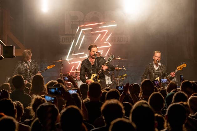 Entertainment Themen der Woche KW39 Royal Republic Tourauftakt in Kiel vor ausgew?hltem Publikum. In einem ersten Privatkonzert von Radio BOB feierte die Band Royal Republic aus Schweden insgeheim den Auftakt ihrer Tour. Royal Republic und Frontman Adam Grahn gehen 2022 2023 (teilweise verlegt aus 2020) auf Club Majesty?-Tour und werden neun Deutschland-Konzerte geben! Schleswig Holstein Deutschland DJR59322 *** Royal Republic tour opener in Kiel in front of selected audience In a first private concert of Radio BOB, the band Royal Republic from Sweden secretly celebrated the start of their tour Royal Republic and frontman Adam Grahn go 2022 2023 partially moved from 2020 on Club Majesty Tour and will give nine Germany concerts Schleswig Holstein Germany DJR59322