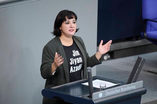 Aktuelle Stunde zur Situation im Iran im Bundestag in Berlin Gökay Akbulut (Die Linke) mit einem Shirt auf dem Jin, jiyan, azadî (dt.: Frau, Leben, Freiheit) steht im Rahmen der aktuellen Stunde auf Verlangend der Fraktionen SPD, Bündnis 90 Die Grünen und FDP zu der Situation im Iran während der Sitzung des Deutschen Bundestags am 29.09.2022 in Berlin. Berlin Bundestag Berlin Deutschland *** Current hour on the situation in Iran in the Bundestag in Berlin Gökay Akbulut The Left with a shirt on the Jin, jiyan, azadî dt woman, life, freedom stands in the context of the current hour at the request of the parliamentary groups SPD, Alliance 90 The Greens and FDP on the situation in Iran during the session of the German Bundestag on 29 09 202