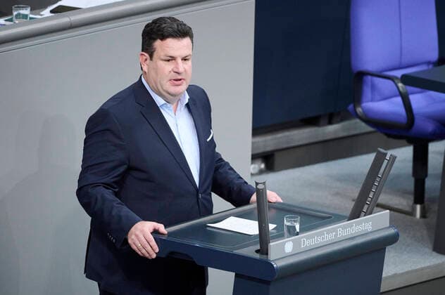 Plenarsitzung im Bundestag in Berlin Hubertus Heil (Bundesminister für Arbeit und Soziales, SPD) während der Sitzung des Deutschen Bundestags am 29.09.2022 in Berlin. Berlin Bundestag Berlin Deutschland *** Plenary session in the Bundestag in Berlin Hubertus Heil Federal Minister of Labor and Social Affairs, SPD during the session of the German Bundestag on 29 09 2022 in Berlin Berlin Bundestag Berlin Germany