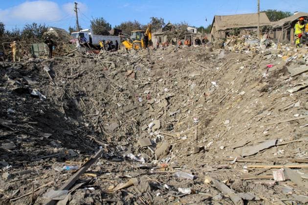 Ukraine-Krieg, Jahrestag der Invasion, Chronologie der Ereignisse, Archivbilder News Themen der Woche KW39 News Bilder des Tages Ukraine-Konflikt, Raketenangriff auf Wohngebiete von Dnipro DNIPRO, UKRAINE - SEPTEMBER 29, 2022 - The crater from a Russian missile is pictured in a residential area after an overnight Russian missile attack, Dnipro, central Ukraine. As reported, two adults and two children - an eight-year-old boy and a nine-year-old girl - were killed by Russian troops. Another five people, including a 12-year-old girl, were injured. Russian missile attack on residential area in Dnipro  Copyright: xMyakx