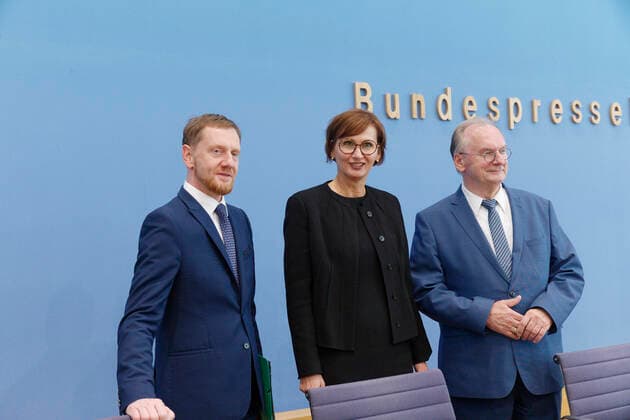 Großforschungszentren für Lausitz und mitteldeutsches Revier 2022-09-29, Deutschland, Berlin. Bundespressekonferenz: Bundesbildungs- und -forschungsministerin Bettina Stark-Watzinger (FDP) und die Ministerpräsidenten des Freistaats Sachsen und des Bundeslands Sachsen-Anhalt, Michael Kretschmer (CDU), l. im Bild, und Dr. Reiner Haseloff (CDU) geben die Entscheidung zur Gründung zweier Großforschungszentren in der Lausitz und im mitteldeutschen Revier bekannt. *** Major research centers for Lusatia and the central German coalfields 2022 09 29, Germany, Berlin Federal Press Conference Federal Minister of Education and Research Bettina Stark Watzinger FDP and the Minister Presidents of the Free State of Saxony and the Federal State of Sax