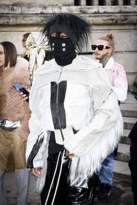 Paris Fashion Week, Gäste der Rick Owens Modenschau look CELEBRITES : Arrivees au Defile Rick Owens - Paris 29 09 2022 JBAutissier Panoramic 