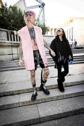Entertainment Themen der Woche KW39 Entertainment Bilder des Tages Machine Gun Kelly CELEBRITES : Arrivees au Defile Rick Owens - Paris 29 09 2022 JBAutissier Panoramic 