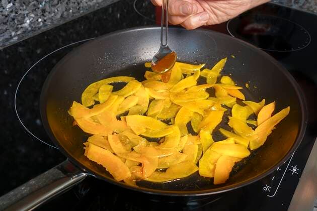 Schwäbische Küche, Zubereitung Kürbis für Mini-Dinnete, Gemüse in Pfanne anbraten, Honig zum Karamellisieren, Löffel, gesund, vegetarisch, typisch Schwäbisch neu interpretiert, Männerhand, Cerankochfeld, Induktionsherd, Traditionsküche, Foodfotografie, Studio, Deutschland, Europa *** Swabian Kitchen, Preparation Pumpkin for Mini dinette, Vegetables in Pan sear, Honey to caramelize, Spoon, healthy, vegetarian, typically Schwäbisch New interpreted, man hand, ceramic hob, induction cooker, traditional cuisine, food photography, Studio, Germany, Europe Copyright: imageBROKER KatharinaxHild ibxkah08254907.jpg ,model released, Symbolfoto ,property released