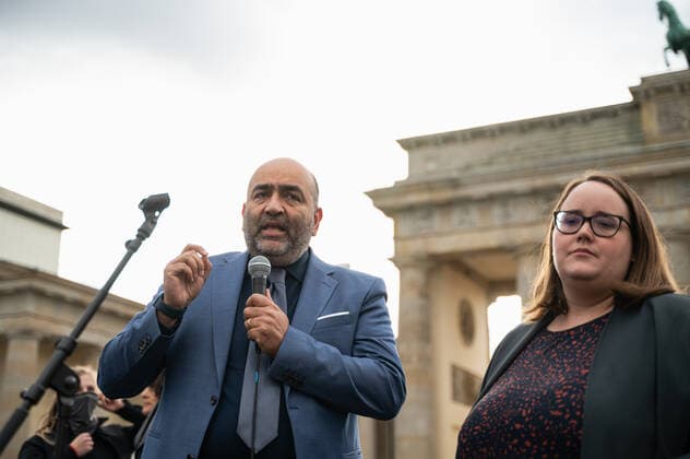 28.09.2022, Berlin, Deutschland, Europa - Omid Nouripour, Mitglied des Deutschen Bundestages und Co-Bundesvorsitzender von Buendnis 90 - Die Gruenen waehrend seiner Rede auf der Solidaritaetskundgebung auf dem Pariser Platz anlaesslich der Ausschreitungen im Iran nach dem Tod von Mahsa Amini. Es soll auf die Situation von Frauen und Kindern in Konflikten hingewiesen werden mit besonderem Augenmerk auf die aktuelle Situation von Frauen im Iran aber auch auf die Lage von Frauen weltweit. *** 28 09 2022, Berlin, Germany, Europe Omid Nouripour, Member of the German Bundestag and Co-Chairman of Buendnis 90 Die Gruenen during his speech at the solidarity rally on Pariser Platz on the occasion of the riots in Iran after the death of Mahsa Amini Th