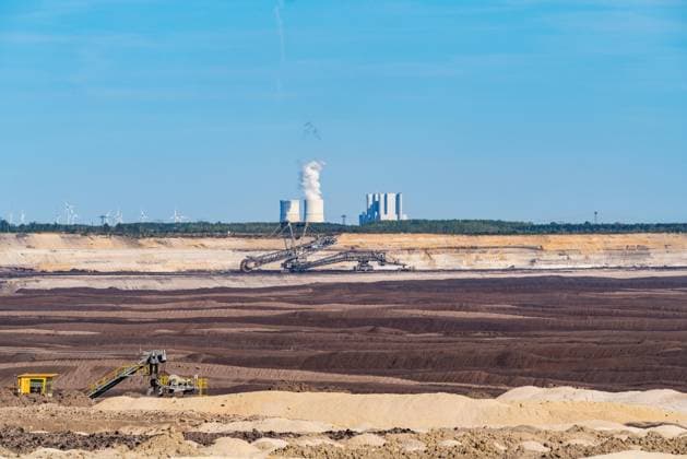  Abraumhalden im Braunkohle-Tagebau Welzow-Süd, hinten das Kraftwerk Schwarze Pumpe, Niederlausitz, Spree-Neiße, Brandenburg, Deutschland, Europa *** Slag heaps at Lignite Opencast mining Welzow South, at the back the Power station Black Pump, Lower Lusatia, Spree Neisse, Brandenburg, Germany, Europe Copyright: imageBROKER/OliverxGerhard ibxoge08563542.jpg
