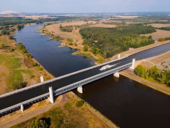  Drohnenaufnahme, Ausflugsschiff auf dem Mittellandkanal, Wasserstraßenkreuz Magdeburg, Kanalbrücke, Mittellandkanal, Elbe, Magdeburg, Sachsen-Anhalt, Deutschland, Europa *** drone shot, Excursion ship at the Mittelland Canal, Waterway intersection Magdeburg, canal bridge, Mittelland Canal, Elbe, Magdeburg, Saxony stop, Germany, Europe Copyright: imageBROKER/FraukexScholz ibxsco08557630.jpg