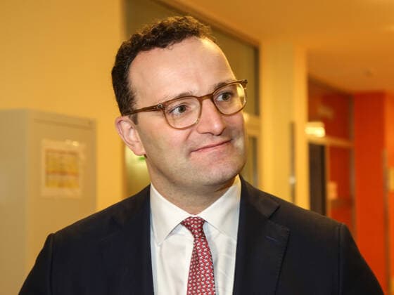 Bundesgesundheitsminister Jens Spahn CDU zu Besuch in der Universitätsklinik Magdeburg am 06.12.2019 Bundesgesundheitsminister Jens Spahn zu Besuch in der Universitätsklinik Magdeburg am 06.12.2019 - Federal Minister of Health Jens Spahn CDU visits the Magdeburg University Clinic on December 6th, 2019 Copyright: xZoonar.com AxelxKammererx zoonar_14741292