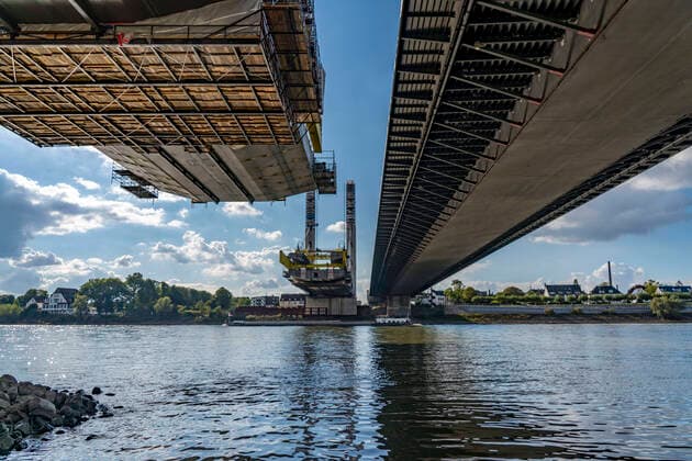 News Themen der Woche KW39 News Bilder des Tages Neubau der Autobahnbrücke Neuenkamp der A40, über den Rhein bei Duisburg, Freivorbaumontage des Hauptbrückenfeldes, Parallel zur existierenden Brücke wird die neue Brücke gebaut, die alte abgerissen und eine zweite gebaut, NRW, Deutschland Autobahn Neubau Neunkamp *** New construction of the freeway bridge Neuenkamp of the A40, over the Rhine near Duisburg, free cantilever assembly of the main bridge span, parallel to the existing bridge the new bridge is built, the old one is demolished and a second one is built, NRW, Germany freeway new construction Neunkamp