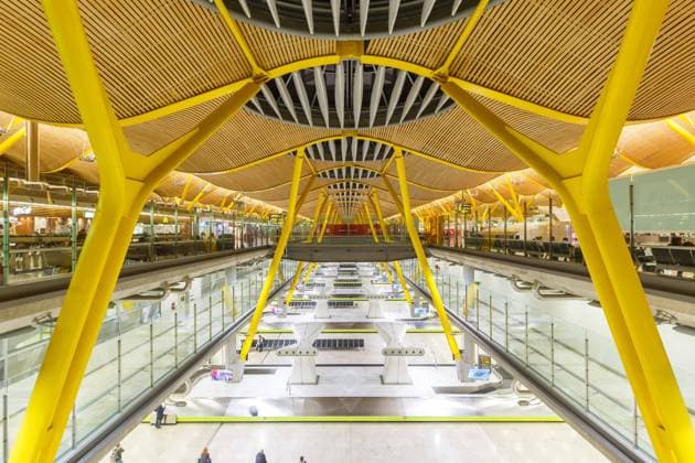 Flughafen Madrid Barajas Airport Terminal 4 in Spanien Madrid, Spanien ? 21. November, 2019: Terminal 4 des Flughafen Madrid Barajas International Airport (MAD) in Spanien. Copyright: xZoonar.com MarkusxMainkax zoonar_16369926