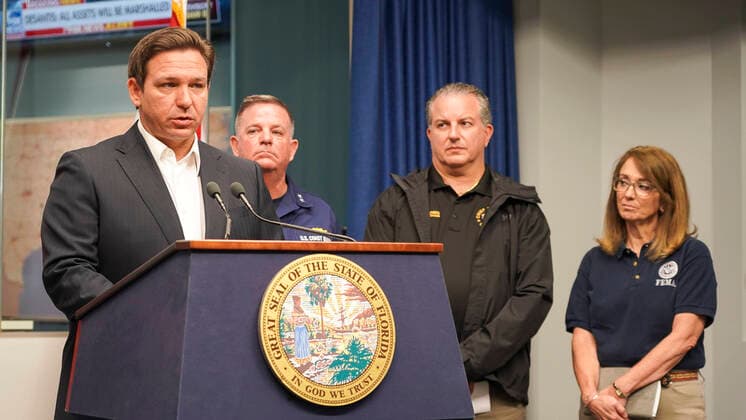 News Themen der Woche KW39 News Bilder des Tages September 29, 2022, Tallahassee, FL, United States: Florida Governor Ron DeSantis, left, briefs the media on the aftermath of catastrophic Hurricane Ian at the Florida Department of Emergency Management headquarters, September 29, 2022 in Tallahassee, Florida. Tallahassee United States - ZUMAp138 20220929_zaa_p138_042 Copyright: xRobertxKaufmann Femax