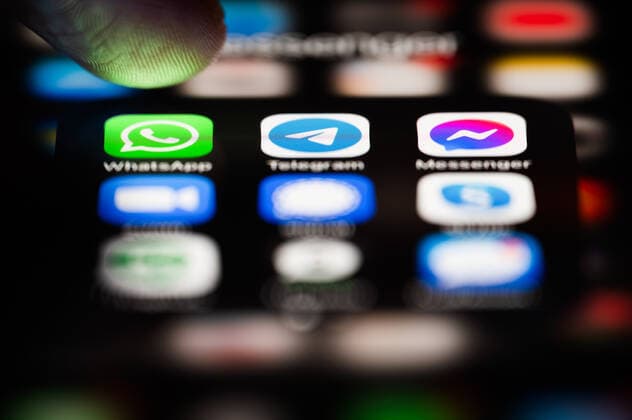 WhatsApp, Telegram und Facebook Smartphone-Apps Smartphone-Display mit verschiedenen bunten App-Symbolen wie WhatsApp, Telegram und Facebook Messenger Copyright: xZoonar.com MarcusxFriedrichx zoonar_18069160 ,model released, Symbolfoto ,property released